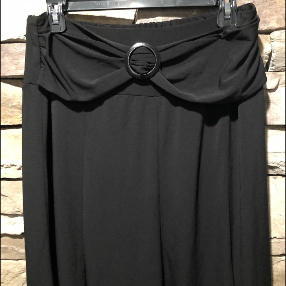 Requirements black skirt size large - Picture 9 of 11
